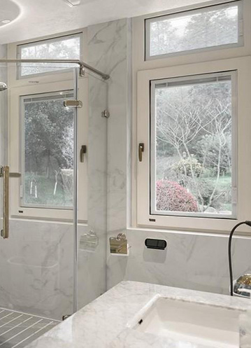 呵，誰(shuí)家能用五顏六色的窗戶？看著還真是怪————好看的呢