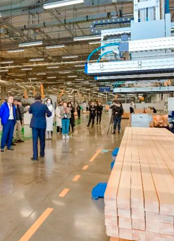 龍商總會及亞布力論壇企業(yè)家商務考察團到訪參觀森鷹窗業(yè)