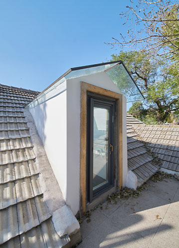 窗外來處，窗內(nèi)歸途。